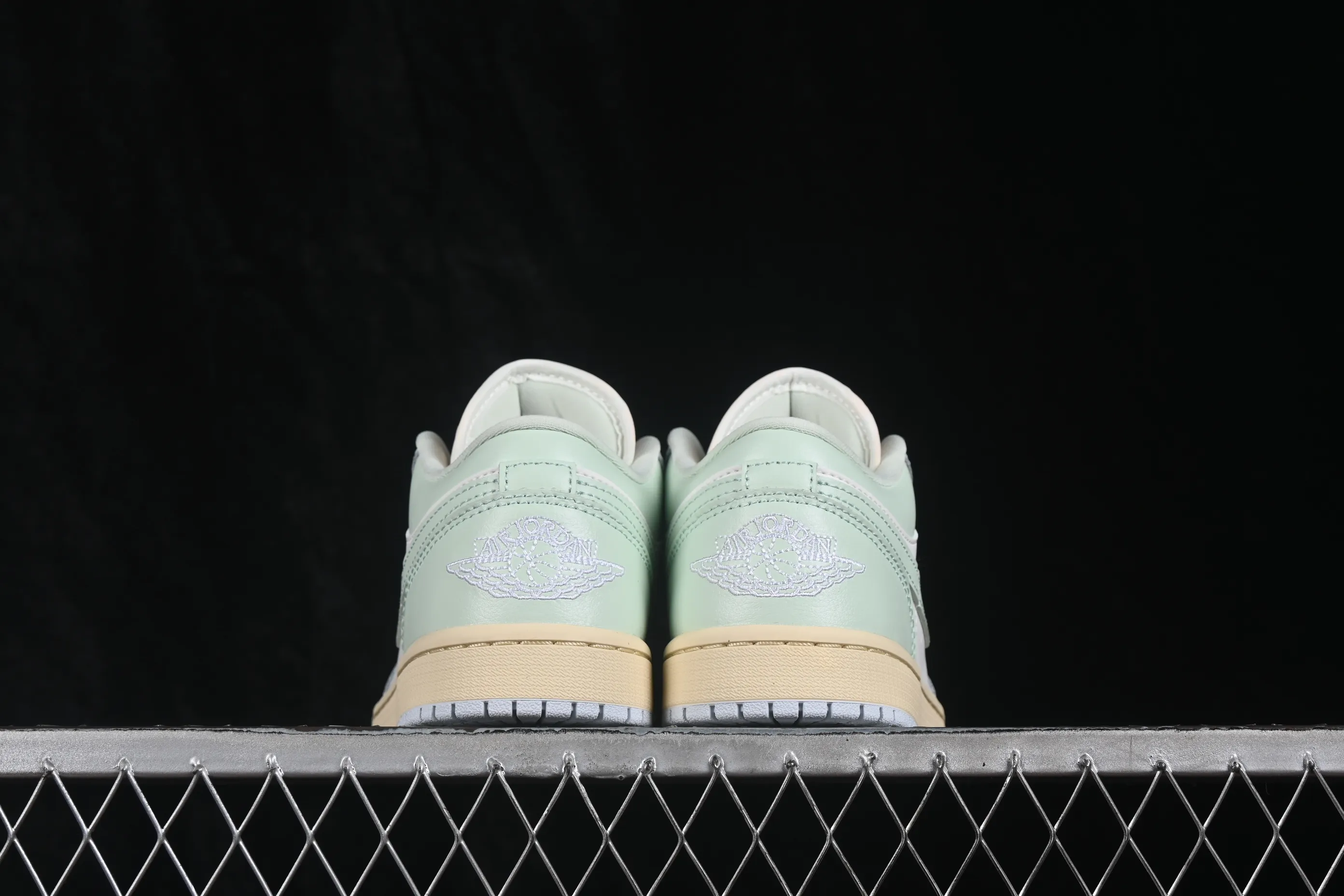 All categories Air Jordan Jordan series basketball shoes Air Jordan 1 Low G version pure original Air Jordan 1 Low AJ1 Joe 1 light blue color matching low-top cultural casual sneakers DC0774-108